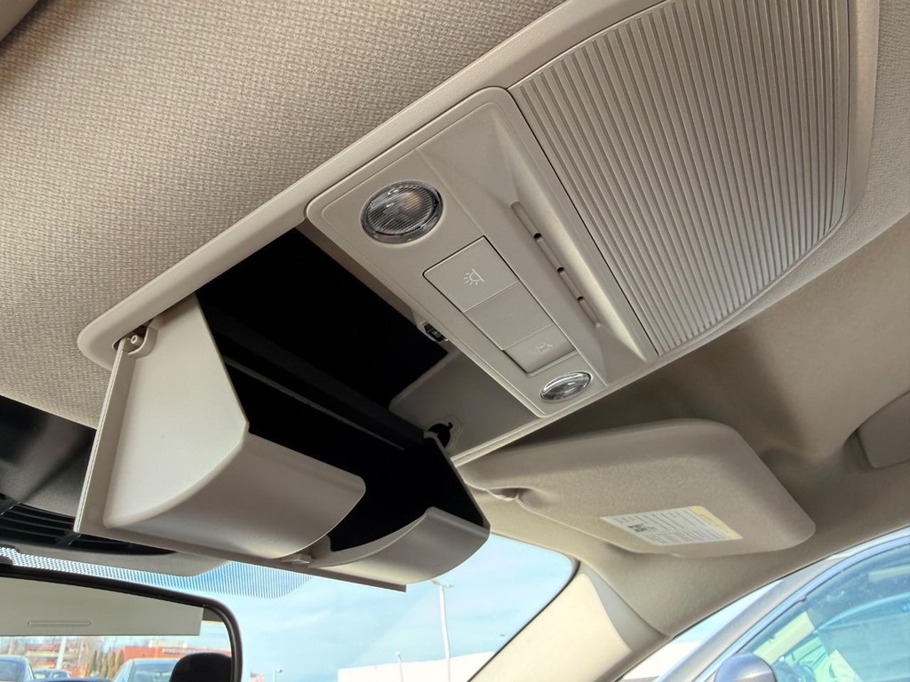 Nissan Sentra Vehicle Full-screen Gallery Image 05