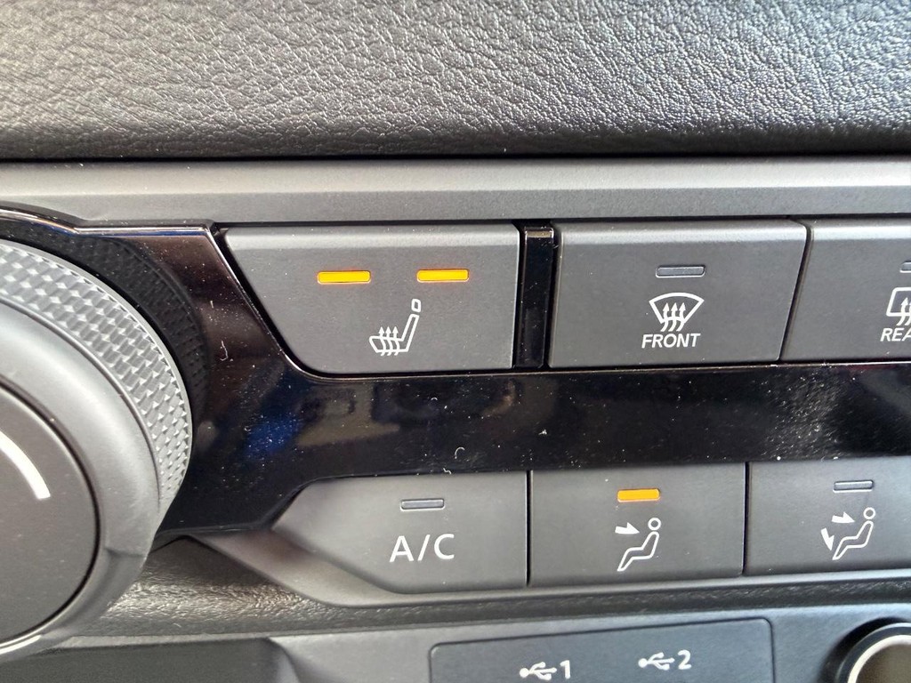 Nissan Sentra Vehicle Full-screen Gallery Image 07