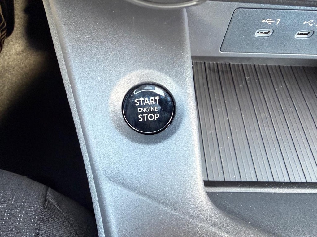 Nissan Sentra Vehicle Full-screen Gallery Image 09