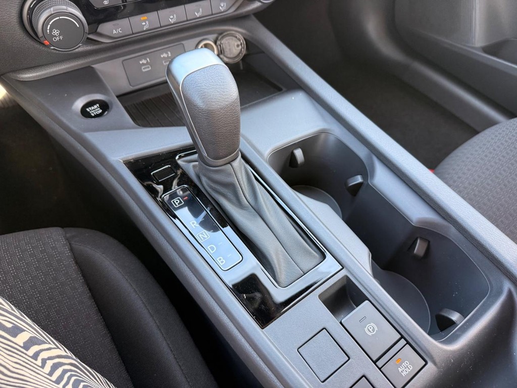 Nissan Sentra Vehicle Full-screen Gallery Image 10