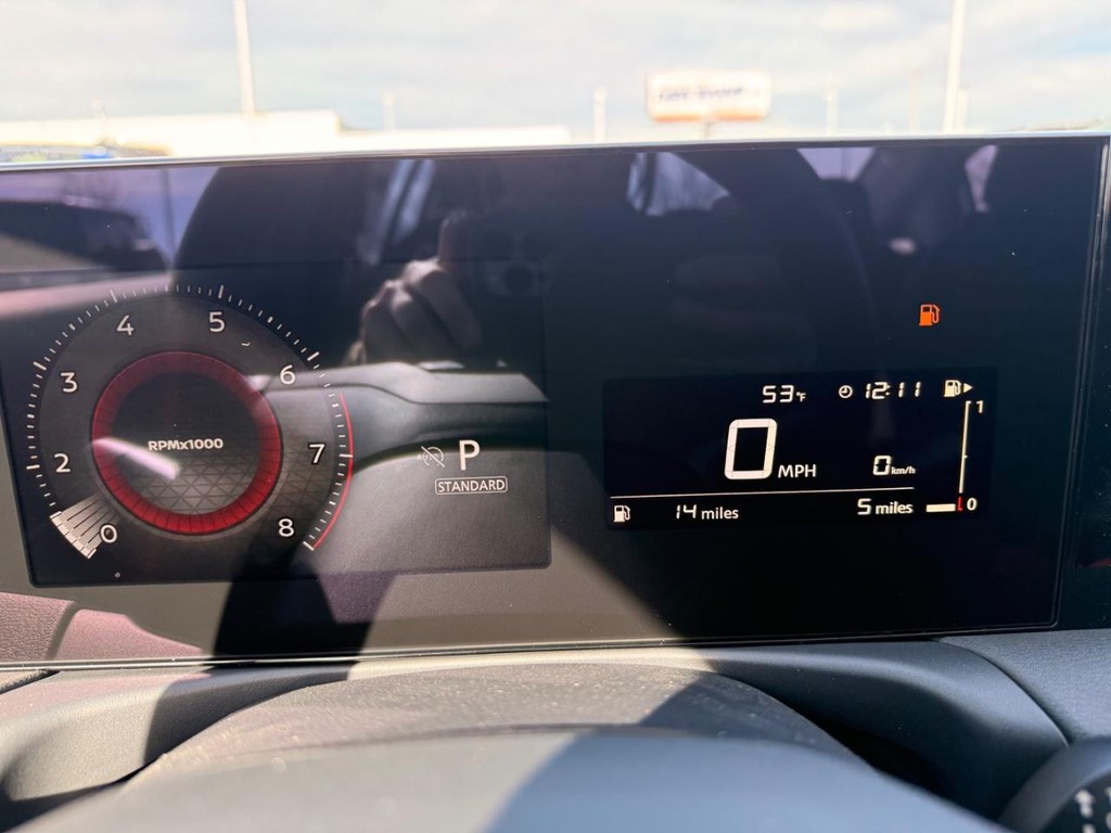 Nissan Sentra Vehicle Full-screen Gallery Image 13