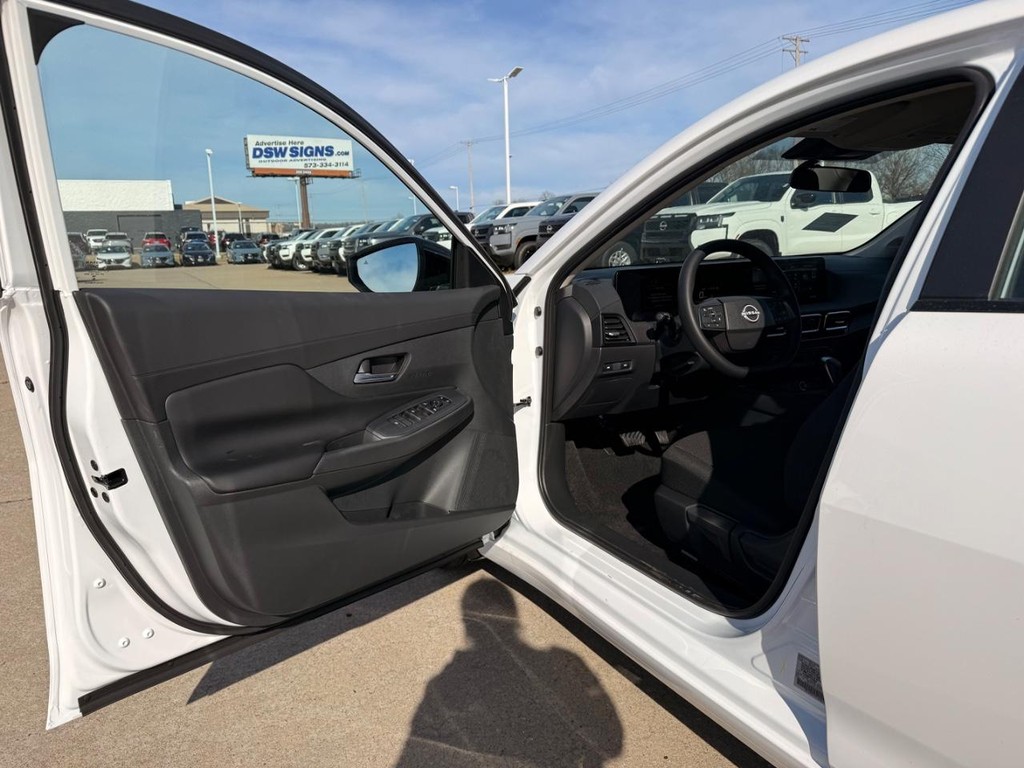 Nissan Sentra Vehicle Full-screen Gallery Image 16