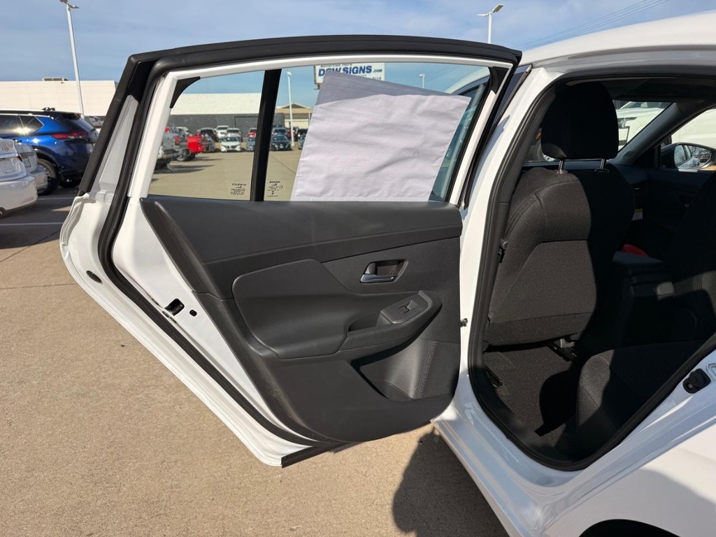 Nissan Sentra Vehicle Full-screen Gallery Image 17