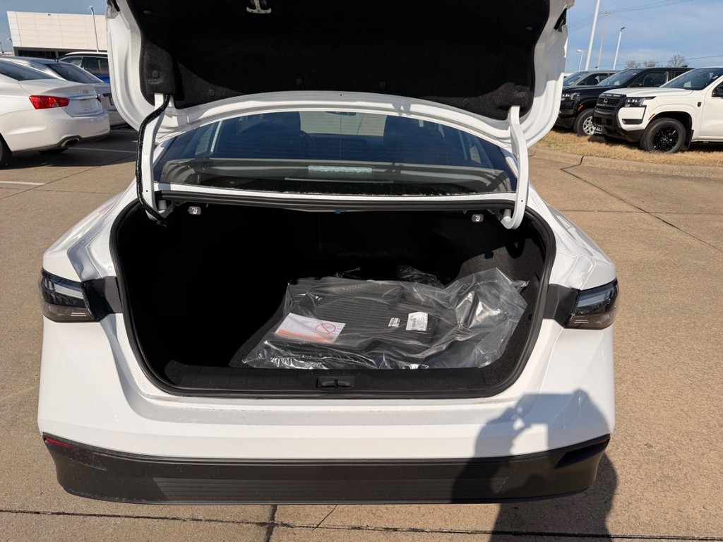 Nissan Sentra Vehicle Full-screen Gallery Image 20