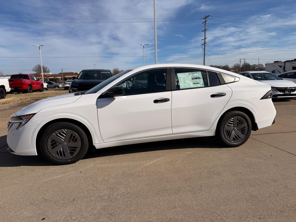 Nissan Sentra Vehicle Full-screen Gallery Image 24