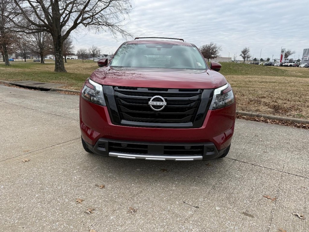 Nissan Pathfinder Vehicle Full-screen Gallery Image 02