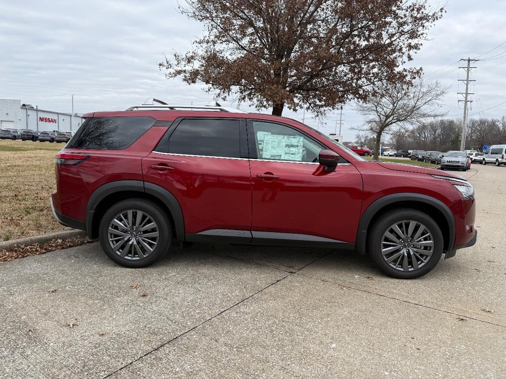 Nissan Pathfinder Vehicle Full-screen Gallery Image 03