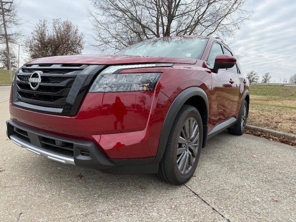 Nissan Pathfinder Vehicle Full-screen Gallery Image 05