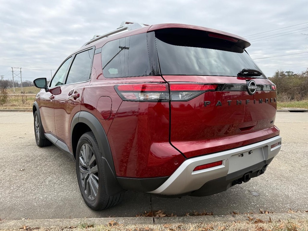 Nissan Pathfinder Vehicle Full-screen Gallery Image 06