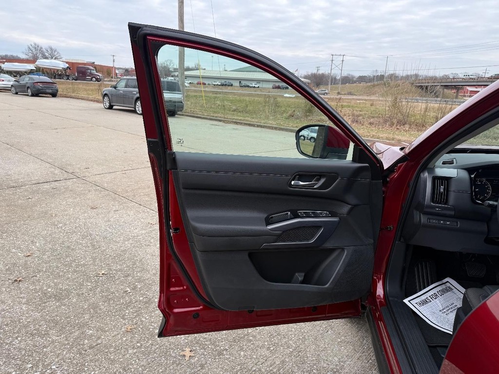 Nissan Pathfinder Vehicle Full-screen Gallery Image 13