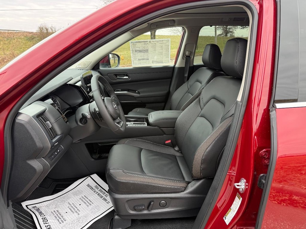 Nissan Pathfinder Vehicle Full-screen Gallery Image 14