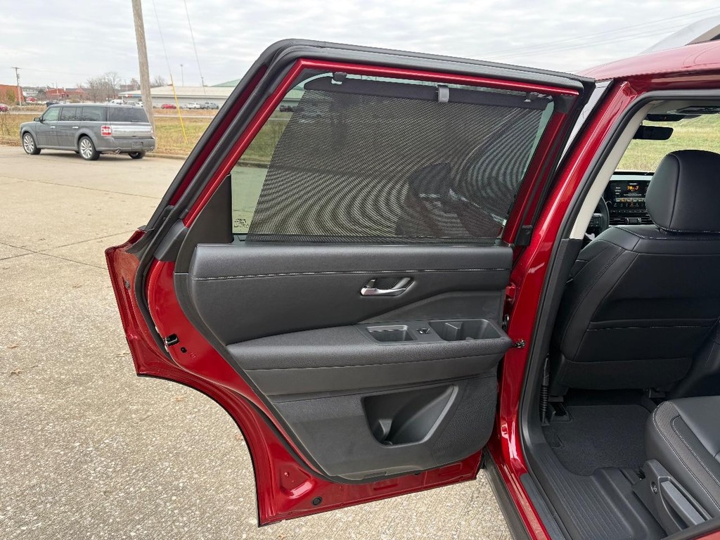 Nissan Pathfinder Vehicle Full-screen Gallery Image 15