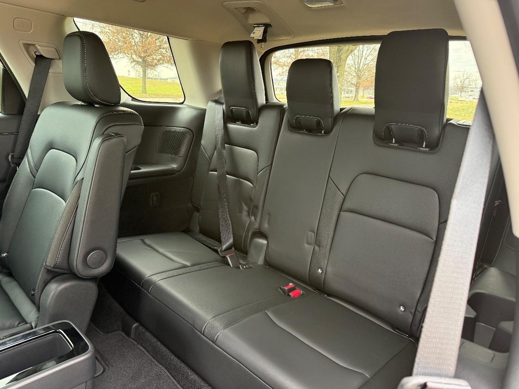 Nissan Pathfinder Vehicle Full-screen Gallery Image 16