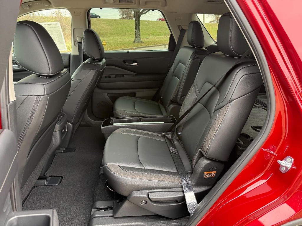 Nissan Pathfinder Vehicle Full-screen Gallery Image 17