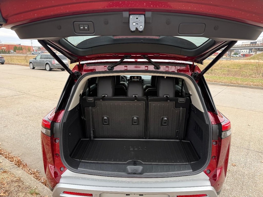 Nissan Pathfinder Vehicle Full-screen Gallery Image 18