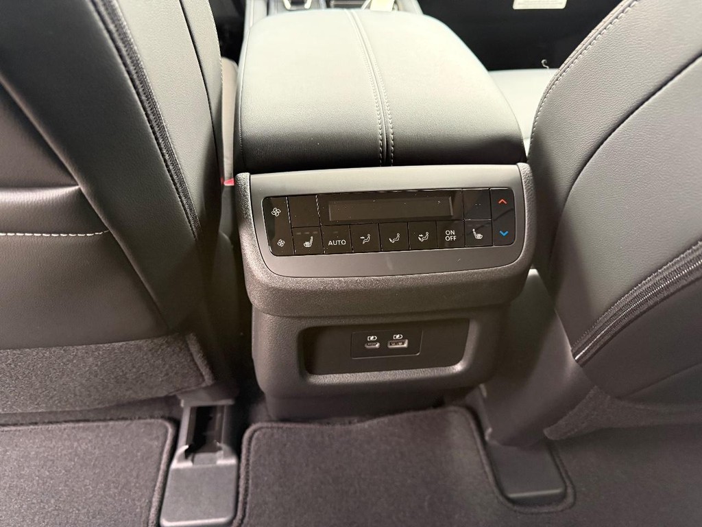 Nissan Pathfinder Vehicle Full-screen Gallery Image 21