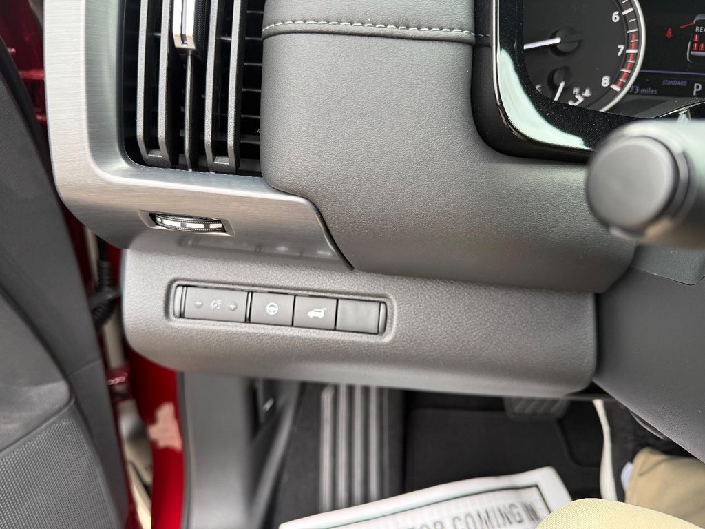 Nissan Pathfinder Vehicle Full-screen Gallery Image 22