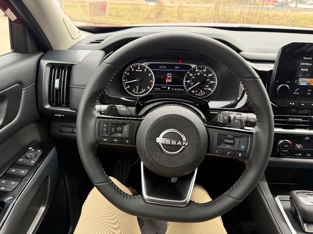 Nissan Pathfinder Vehicle Full-screen Gallery Image 24