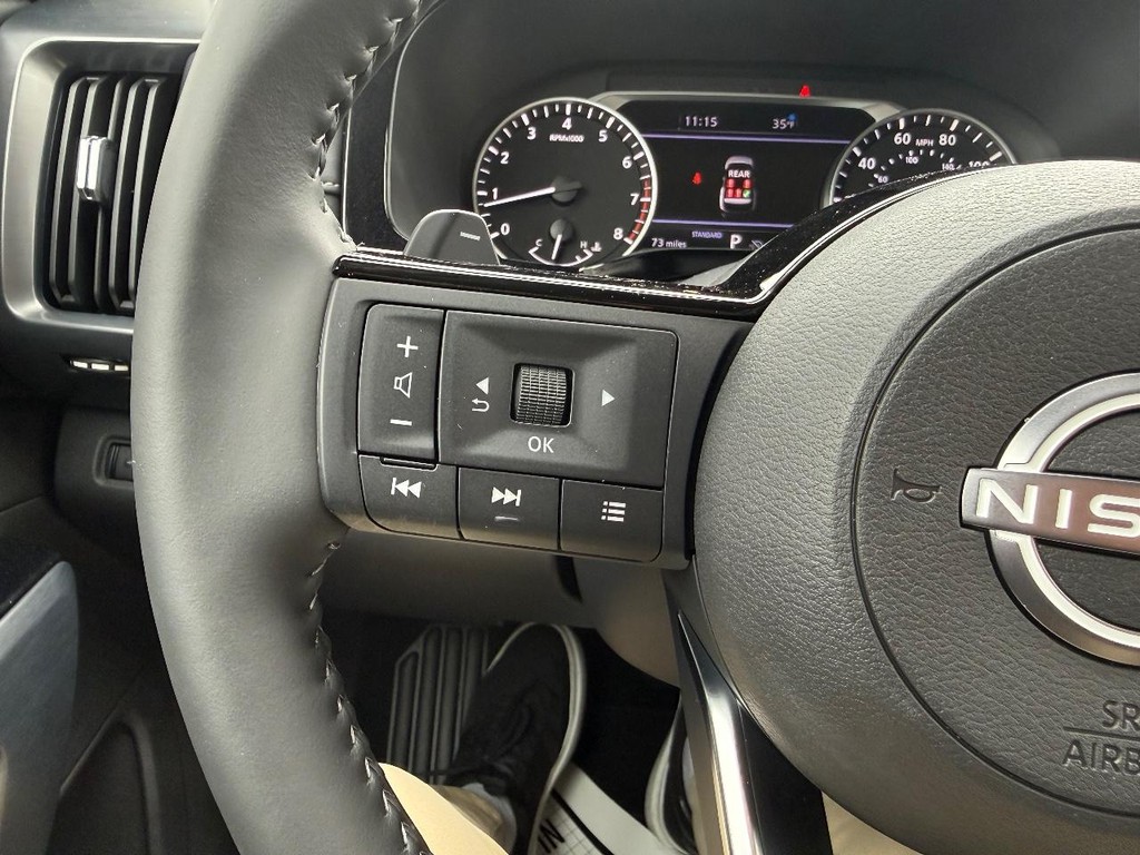 Nissan Pathfinder Vehicle Full-screen Gallery Image 25