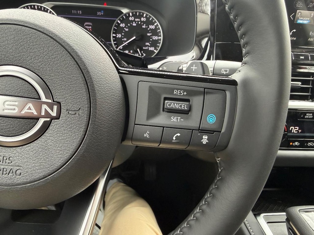 Nissan Pathfinder Vehicle Full-screen Gallery Image 26