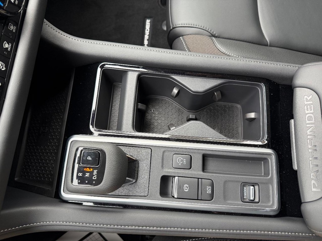 Nissan Pathfinder Vehicle Full-screen Gallery Image 30