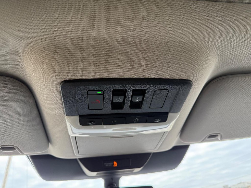 Nissan Pathfinder Vehicle Full-screen Gallery Image 32