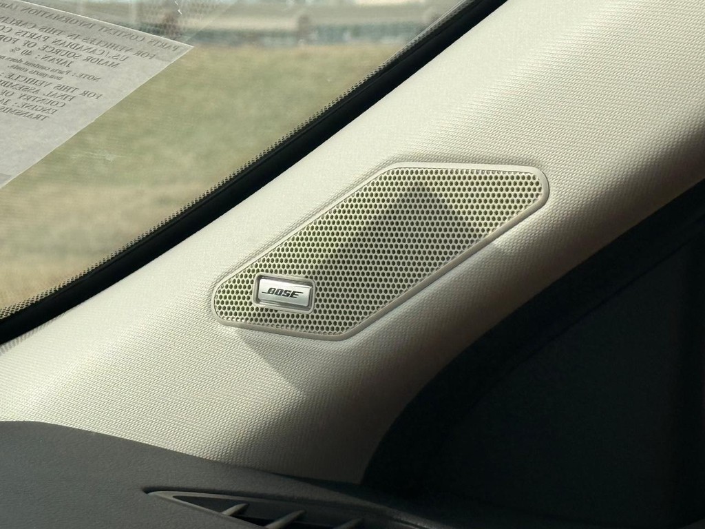 Nissan Rogue Vehicle Full-screen Gallery Image 02