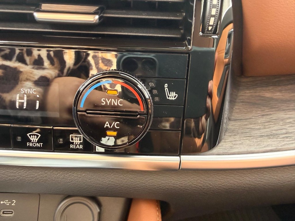 Nissan Rogue Vehicle Full-screen Gallery Image 04