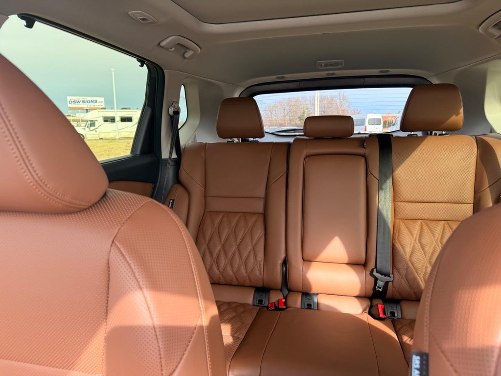 Nissan Rogue Vehicle Full-screen Gallery Image 06