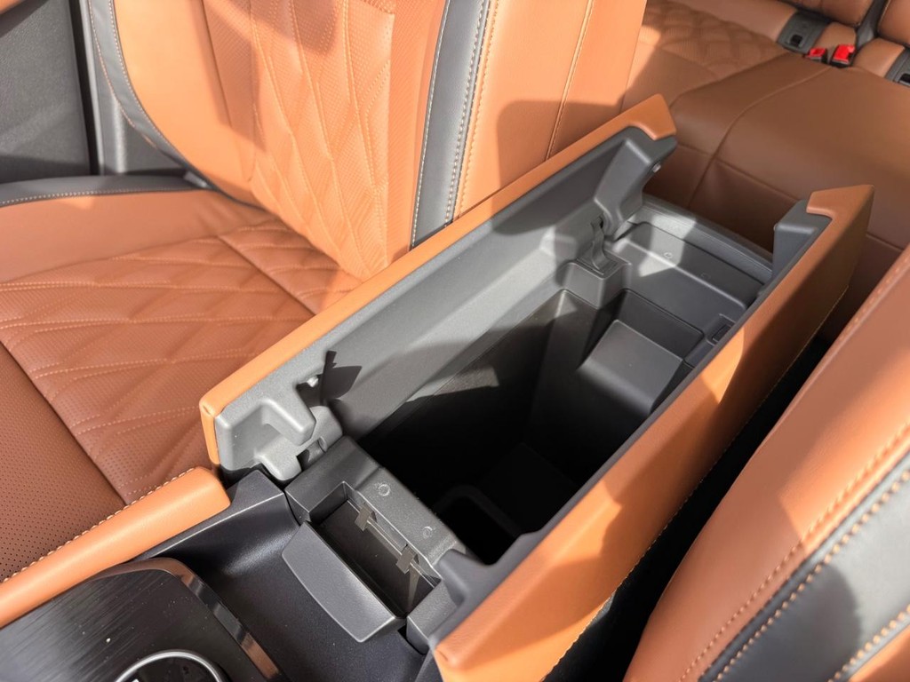 Nissan Rogue Vehicle Full-screen Gallery Image 07