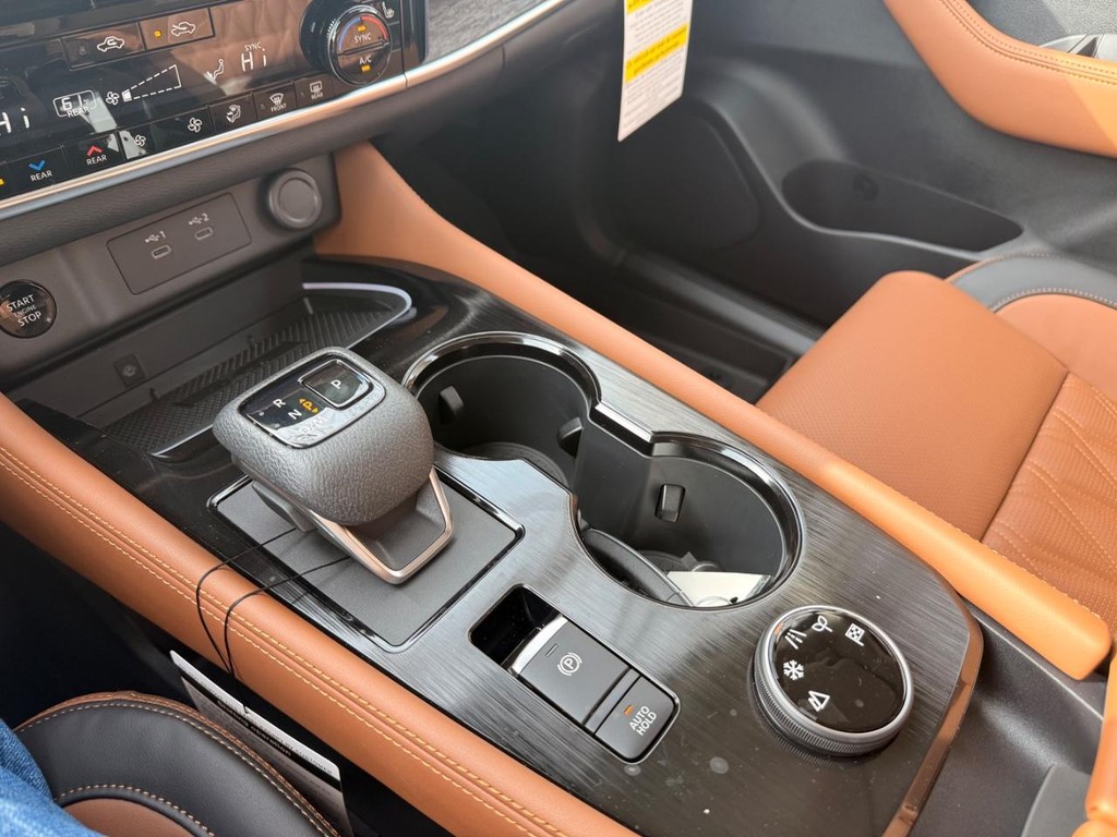 Nissan Rogue Vehicle Full-screen Gallery Image 08