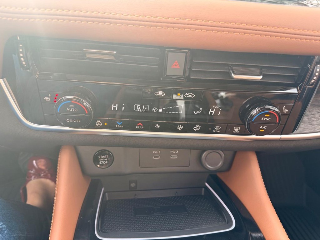 Nissan Rogue Vehicle Full-screen Gallery Image 11