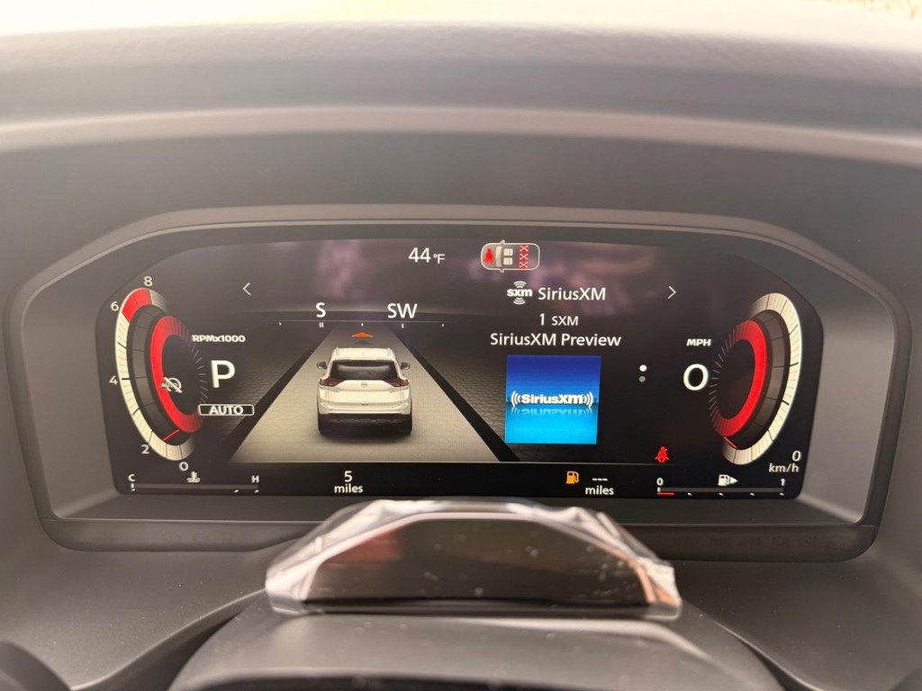 Nissan Rogue Vehicle Full-screen Gallery Image 13