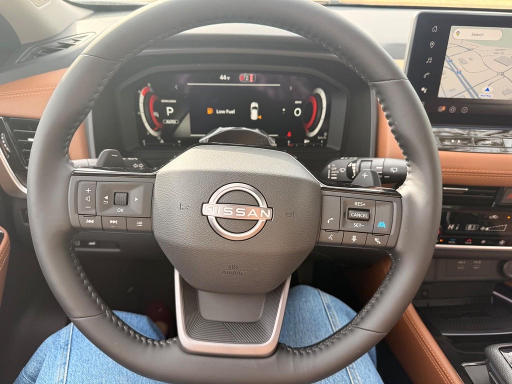 Nissan Rogue Vehicle Full-screen Gallery Image 14