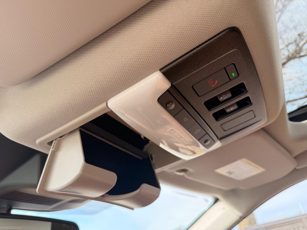 Nissan Rogue Vehicle Full-screen Gallery Image 15