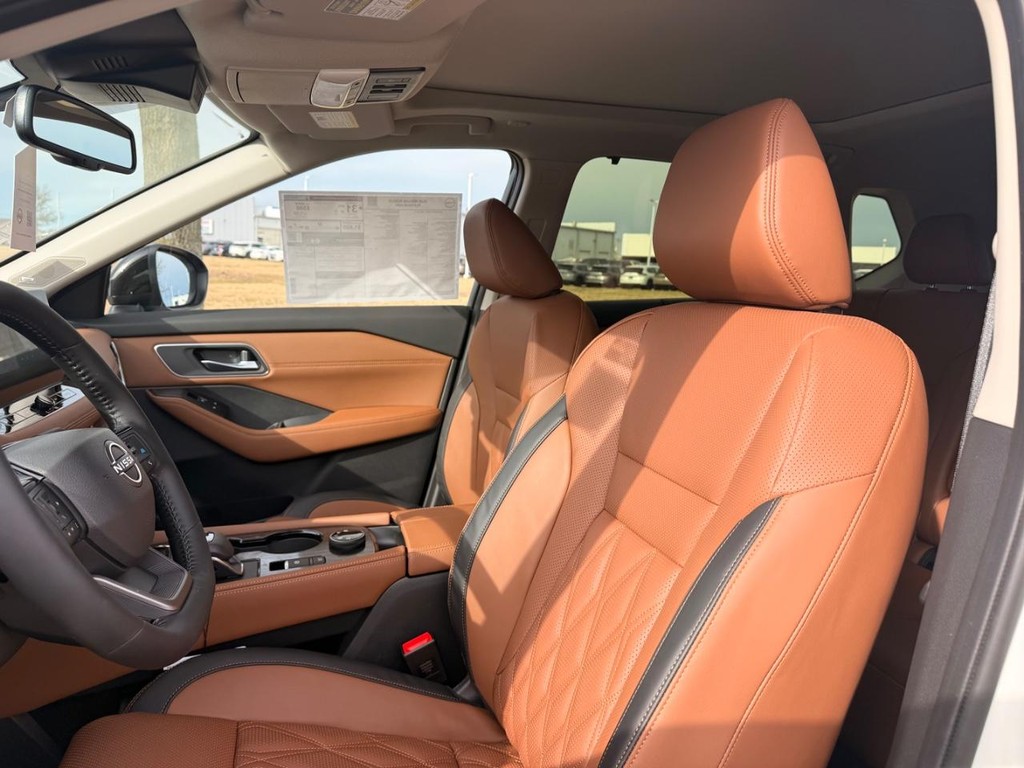 Nissan Rogue Vehicle Full-screen Gallery Image 17