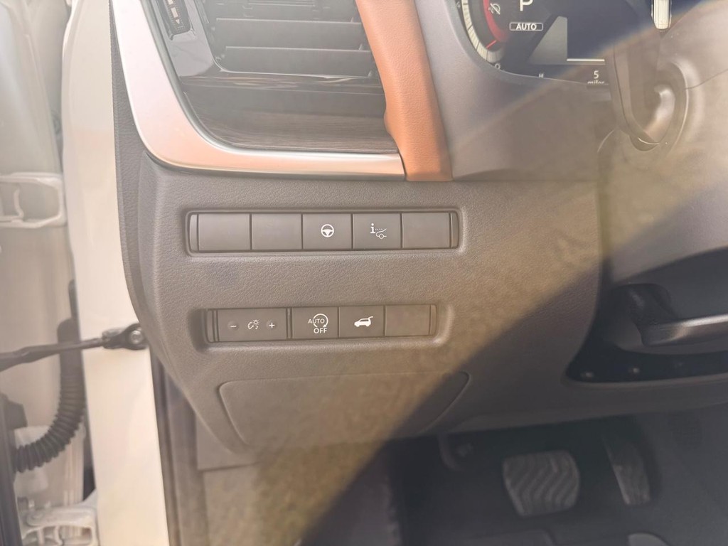 Nissan Rogue Vehicle Full-screen Gallery Image 18