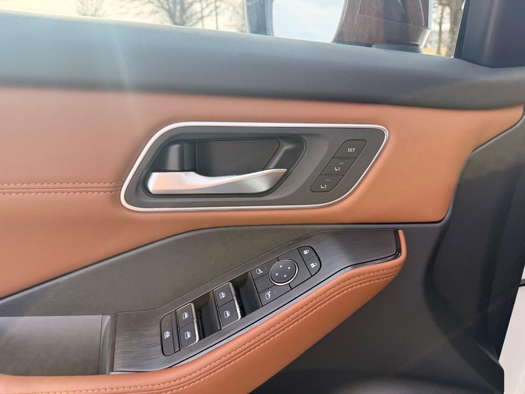 Nissan Rogue Vehicle Full-screen Gallery Image 20