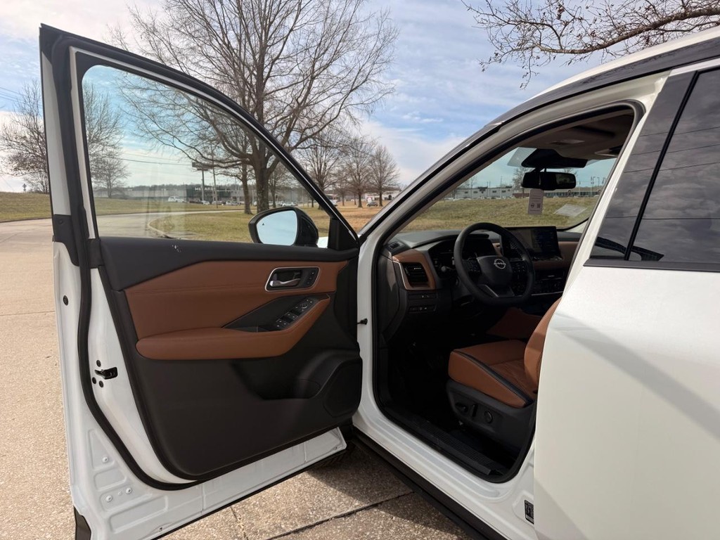 Nissan Rogue Vehicle Full-screen Gallery Image 21