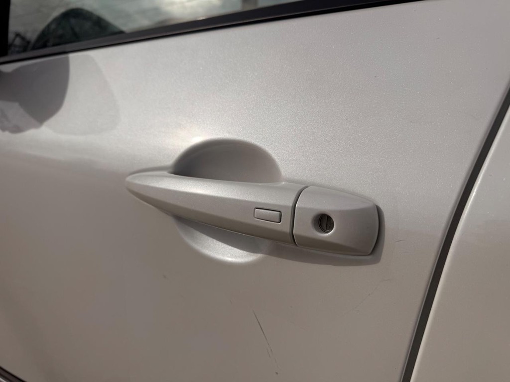 Nissan Rogue Vehicle Full-screen Gallery Image 22