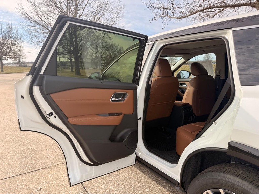 Nissan Rogue Vehicle Full-screen Gallery Image 26