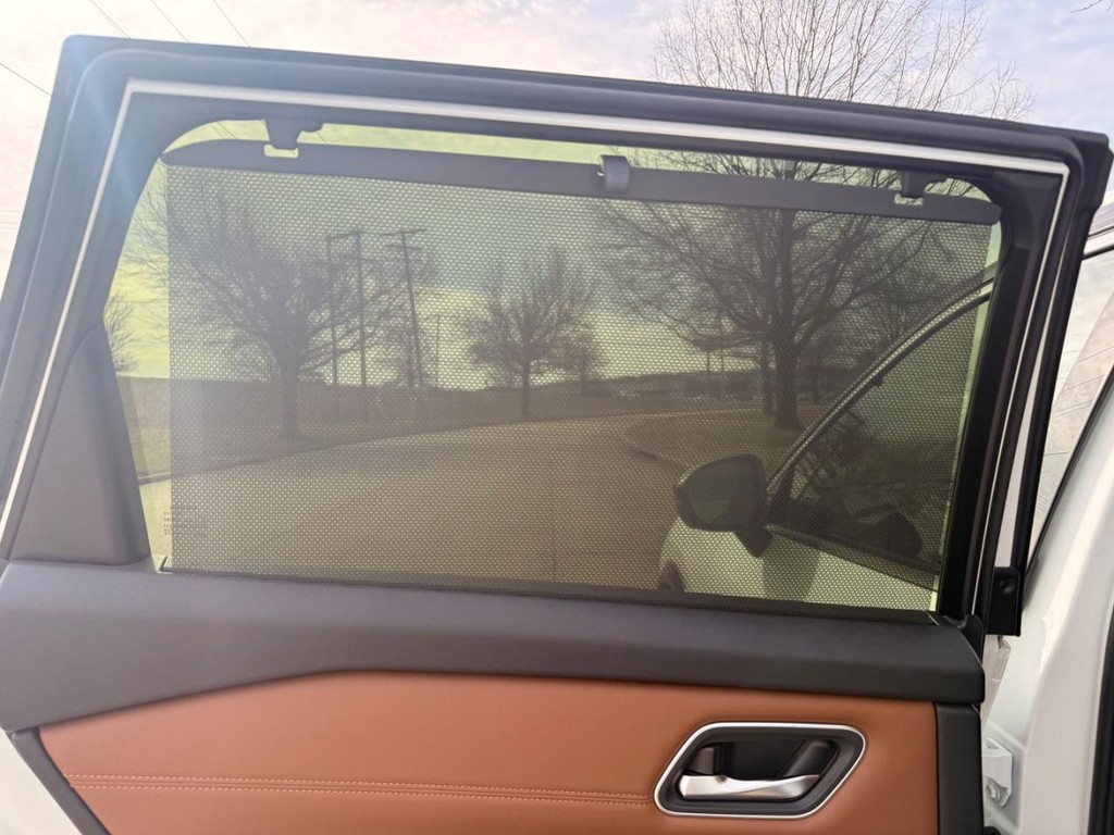 Nissan Rogue Vehicle Full-screen Gallery Image 27