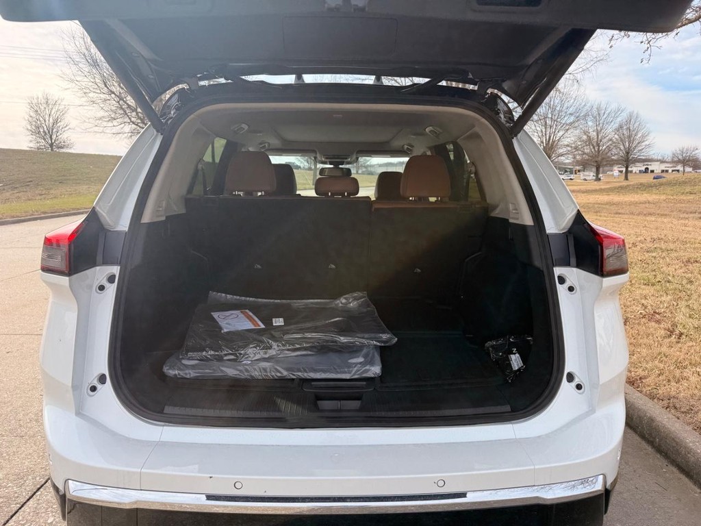 Nissan Rogue Vehicle Full-screen Gallery Image 29