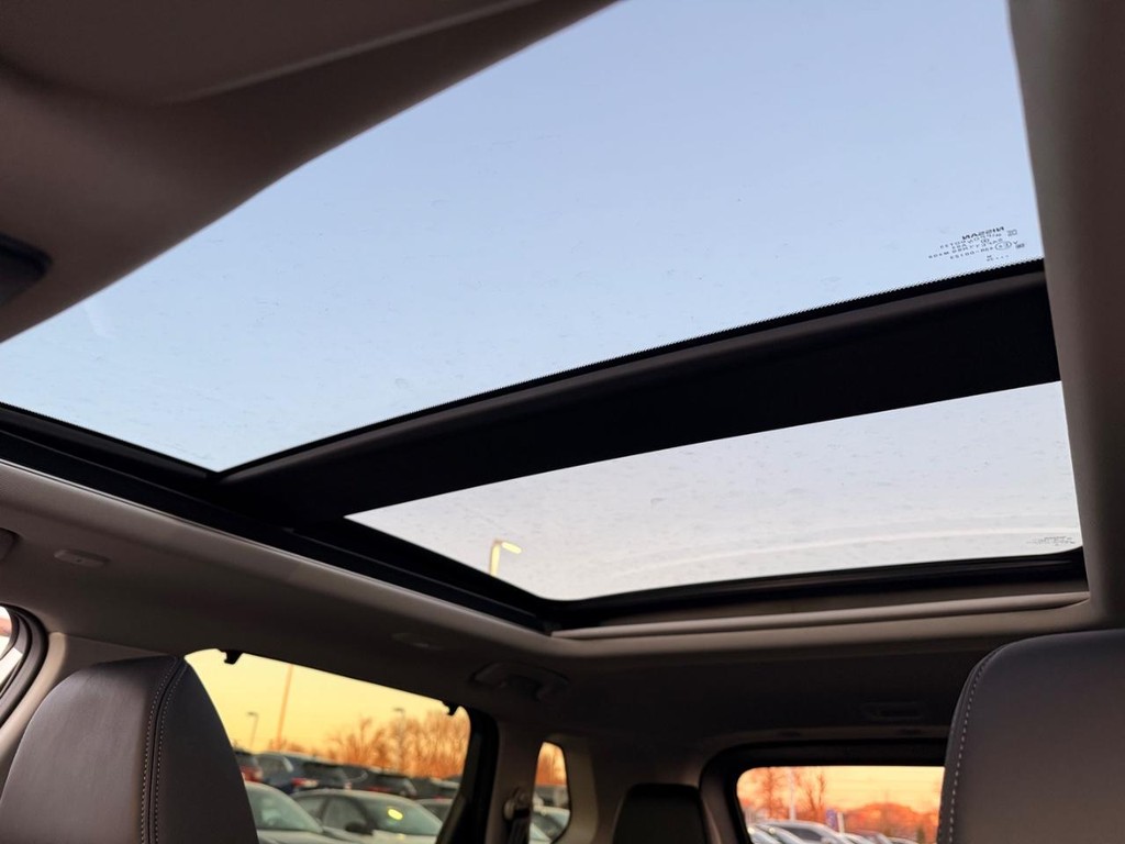 Nissan Rogue Vehicle Full-screen Gallery Image 03