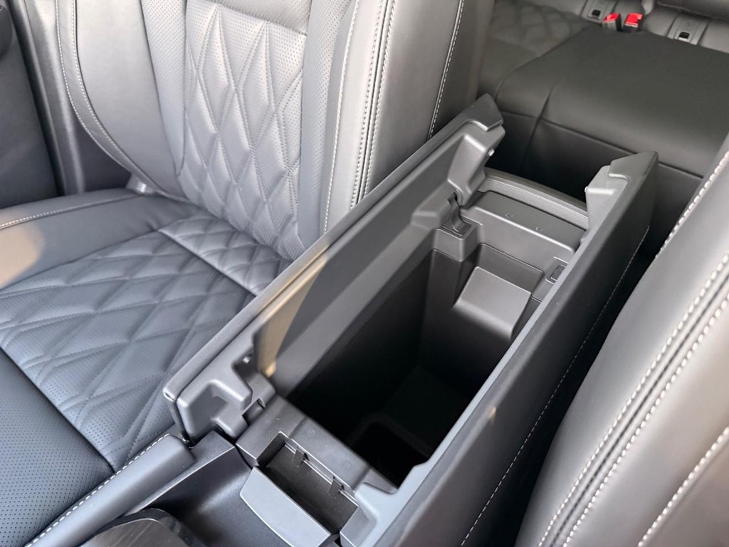 Nissan Rogue Vehicle Full-screen Gallery Image 04