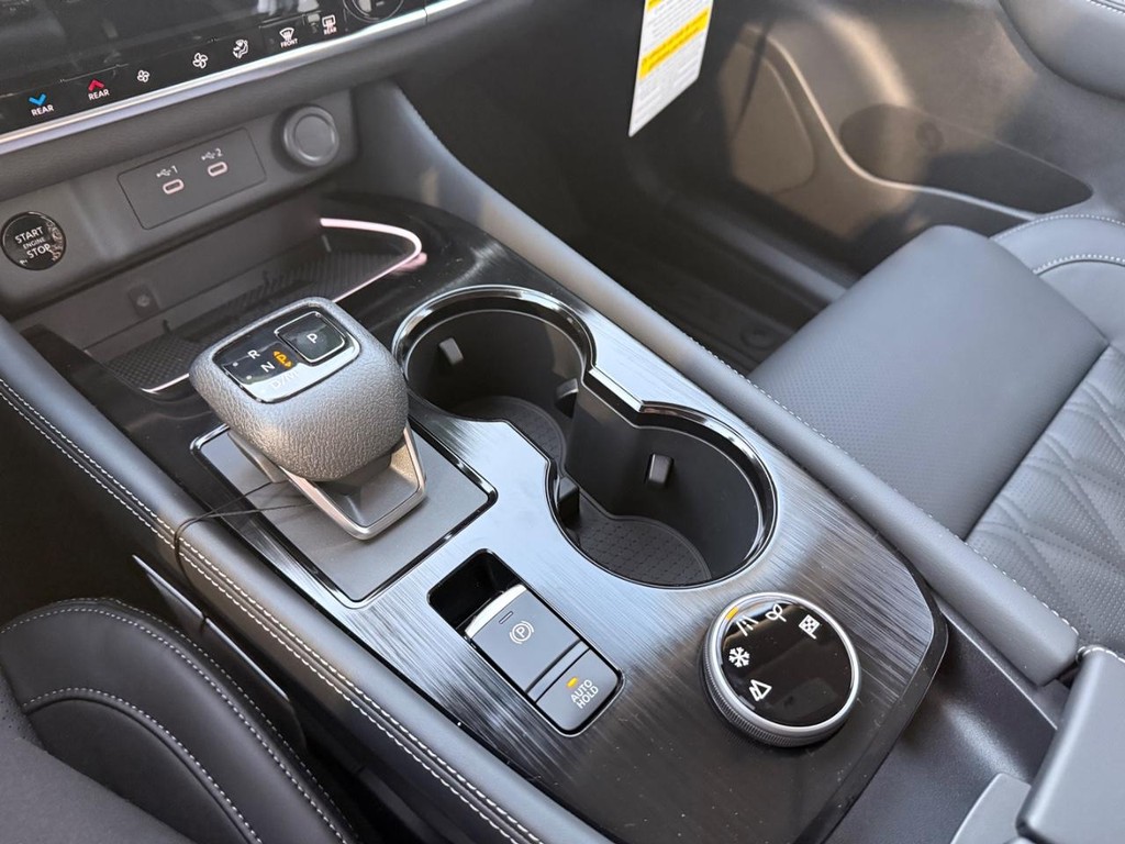 Nissan Rogue Vehicle Full-screen Gallery Image 05