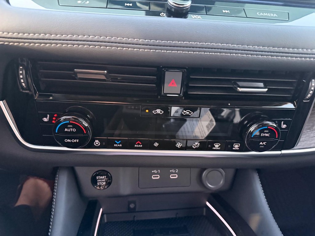 Nissan Rogue Vehicle Full-screen Gallery Image 08