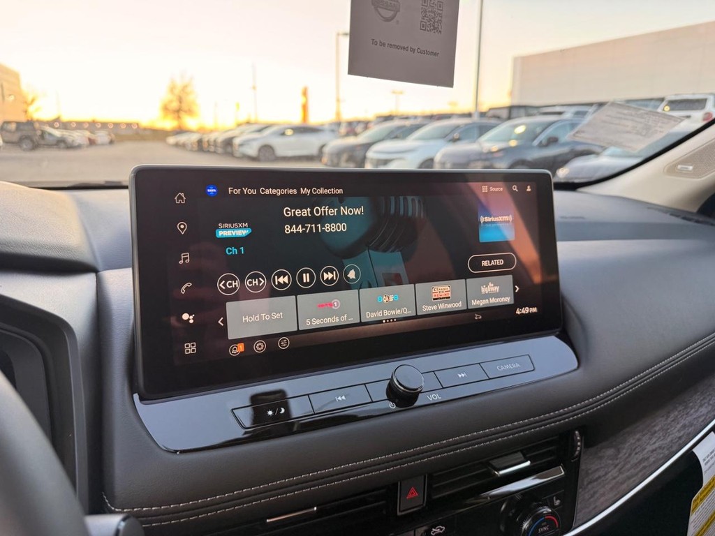 Nissan Rogue Vehicle Full-screen Gallery Image 09