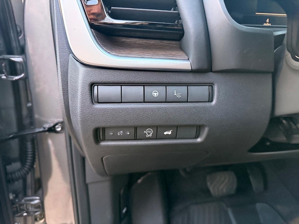 Nissan Rogue Vehicle Full-screen Gallery Image 13