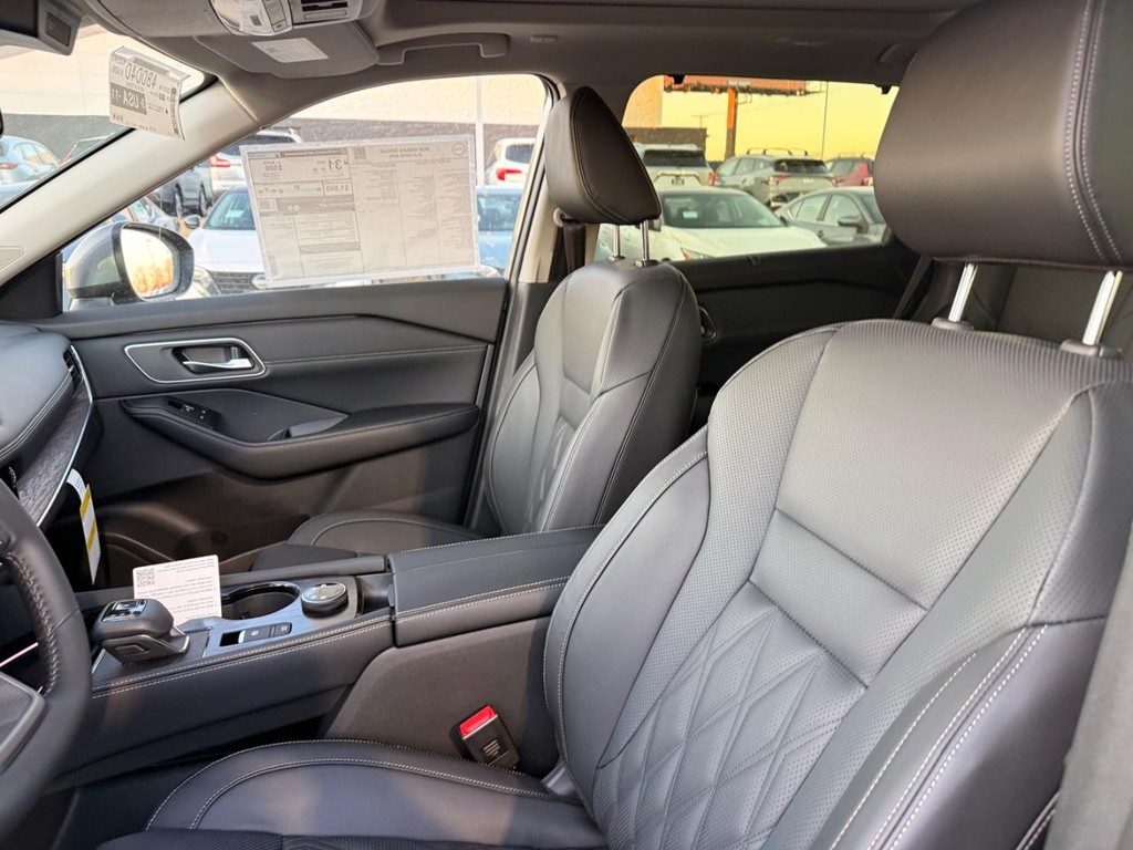 Nissan Rogue Vehicle Full-screen Gallery Image 14